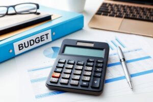 ¿Qué incluyen los ejemplos de presupuesto en una empresa?